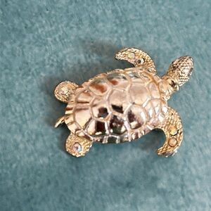 Vintage sea turtle brooch